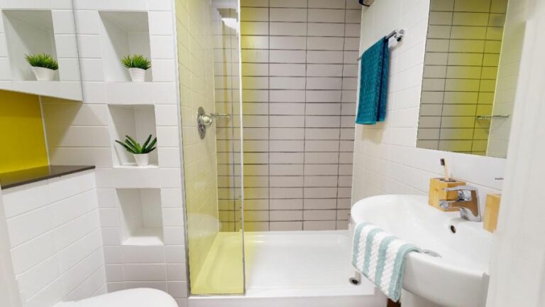 iQ-Student-Accommodation-London-City-Bedrooms-Peartree-Building-Bronze_En_Suite